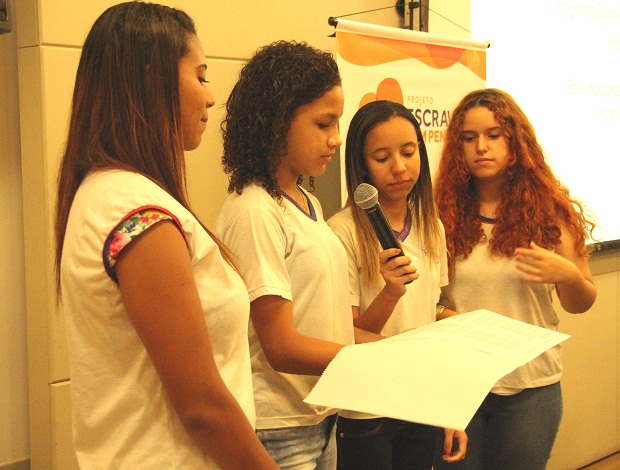 Alunas da Escola Estadual Maria das Graças Costa, de Contagem, recitaram poemas em uma apresentação cultural. Foto: Franciele Xavier (ACS/SEE)